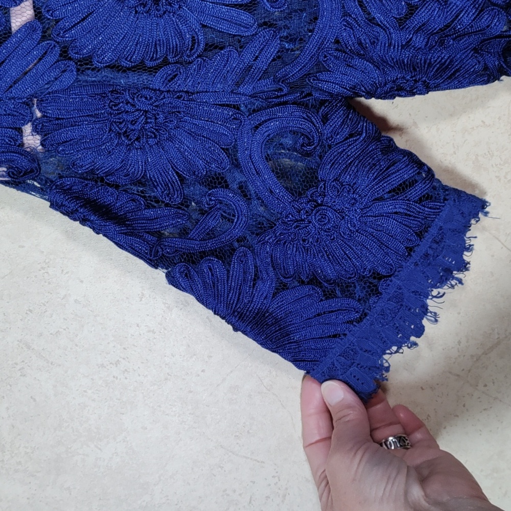 2/$10 04108 Willa royal blue floral and lace S/S cropped blouse M - Picture 3 of 9